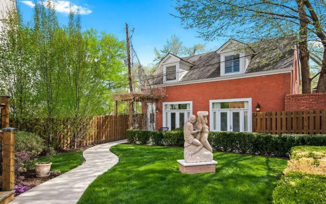Oak Street Mansion