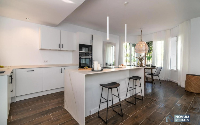 TOP RENOVATED 3-BDRM TOWNHOUSES with POOL, BBQ & ROOFTOP TERRACES