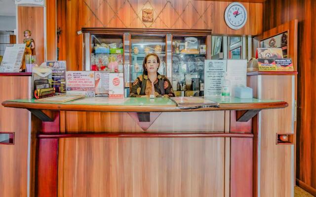 OYO 90064 Hotel Salon Fora & Cafe