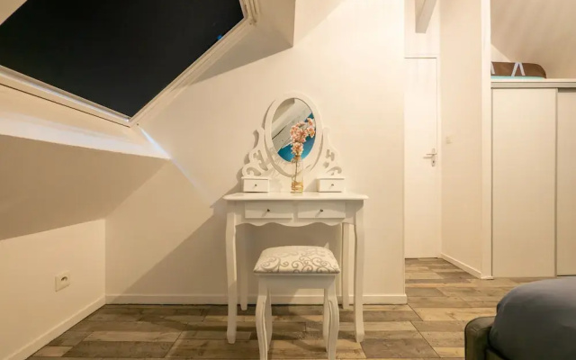 Chic Apartment Near City Center