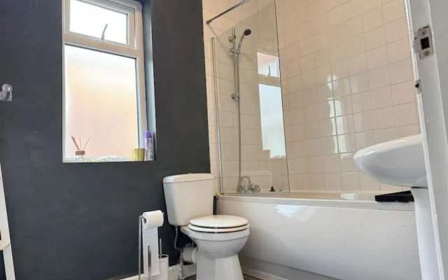 Manchester - House - Sleeps 6 - Parking - Garden