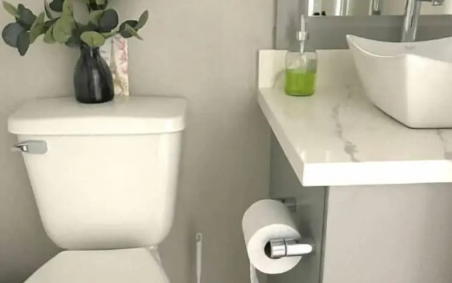 Modern Luxury 1BR Condo in Kingston