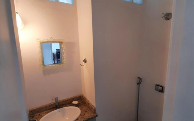 Apartamento amplo e charmoso, frente ao mar.