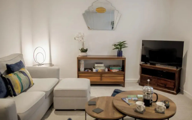Stunning 2 BD with Patio & Free Parking