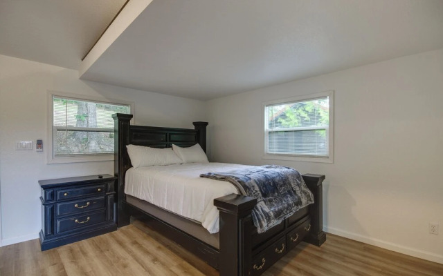 Waterfront Escape: Ozarks Home + Guest House!