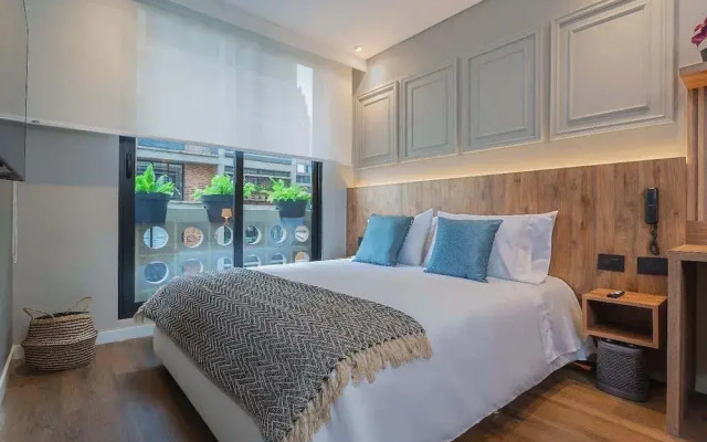 Majestic Loft w/ Balcony