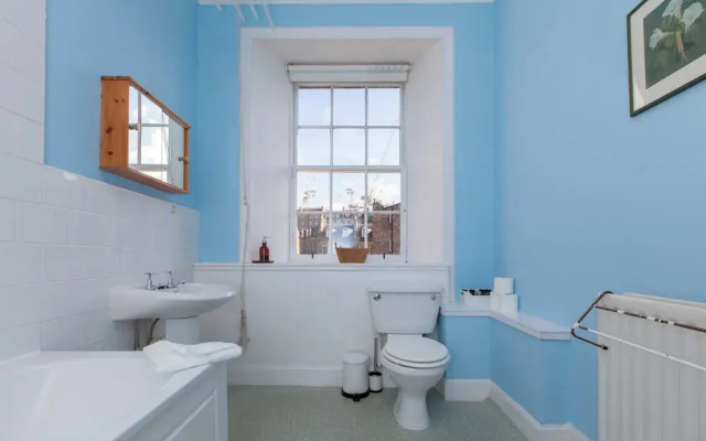 Traditional 3 Bedroom Apartment in Central Edinburgh