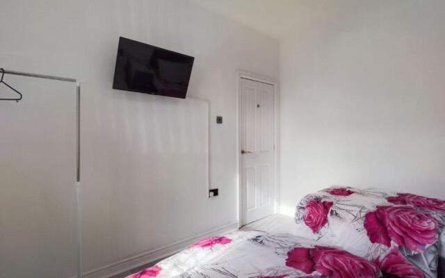 Stunning 4-bed House Fully Refurbished Modern