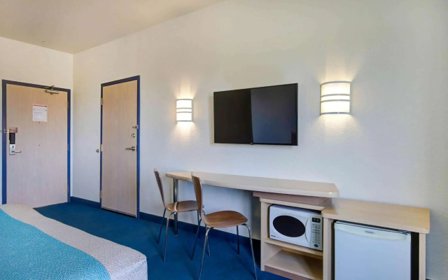 Motel 6 Grande Prairie, AB