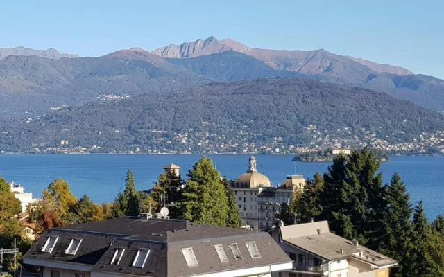 Terrace Lake View apt in Stresa With Lake View