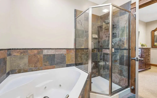 Penthouse 7 on Taneycomo - Chic Waterfront Condo!