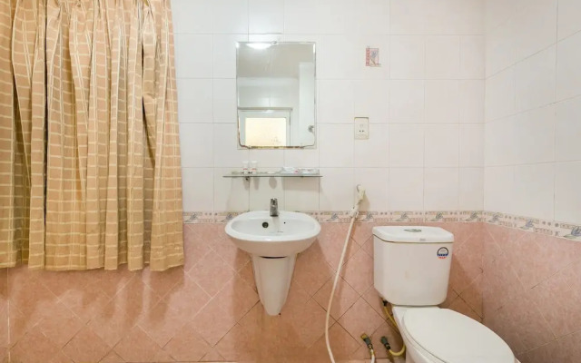 Long Phung Hoang Hotel by OYO Rooms