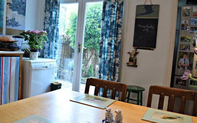 3 Bedroom Clapham Home With Patio