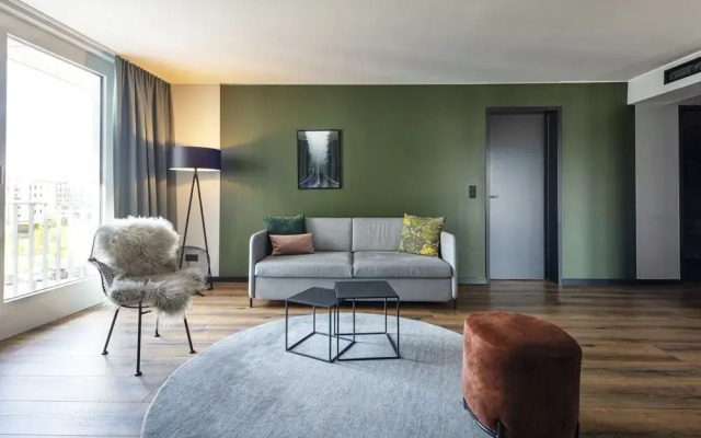 Black F House - Serviced Apartments