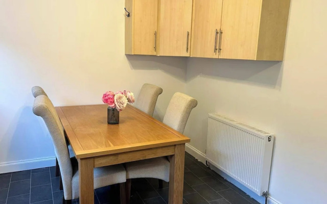 Cosy 3-bed Retreat - Garden, Parking & Bbq
