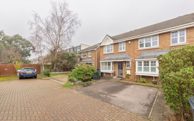 Serene and Spacious 2 Bedroom House in South Wimbledon