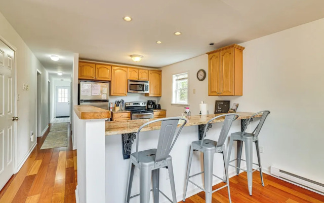 Hot Tub + Decks: Tree-lined Retreat in Pocono Lake