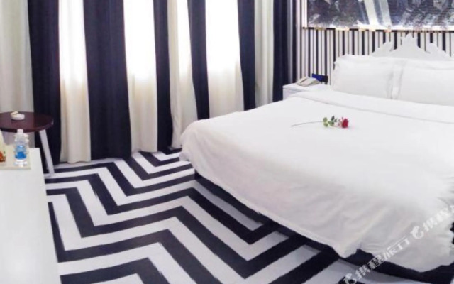 Huiqian Group Hotel (Shaotong Huandong)