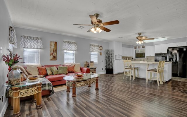 Charming Home With Hot Tub, Sauna & Grill!