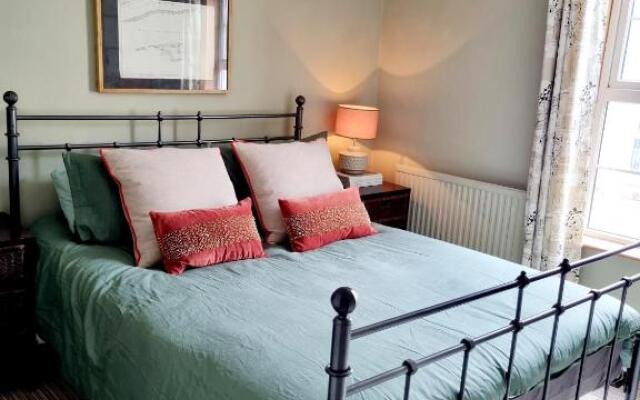 2 bedroom house within walking distance of town