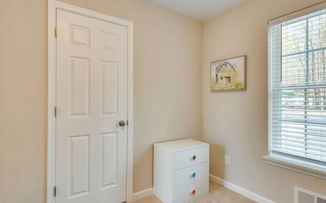 Hike & Ski: Pocono Lake Home w/ Community Perks!