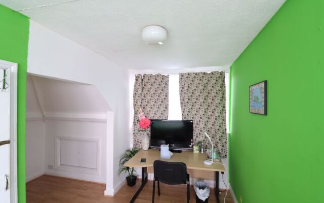 A Bright Massive Studio Room Near Wembley