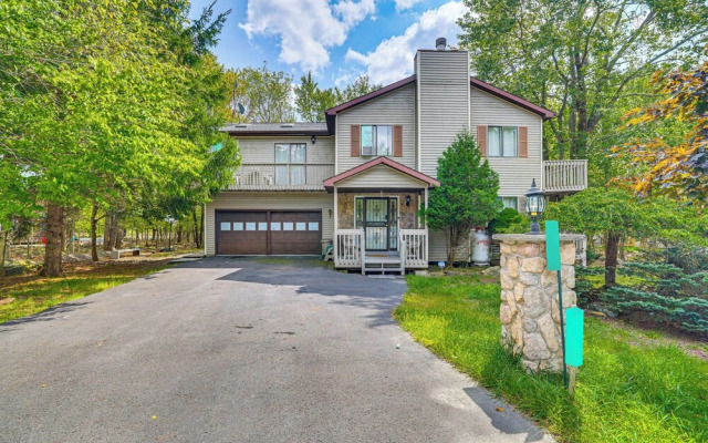 Pocono Getaway: Hot Tub, Community Lake Access!