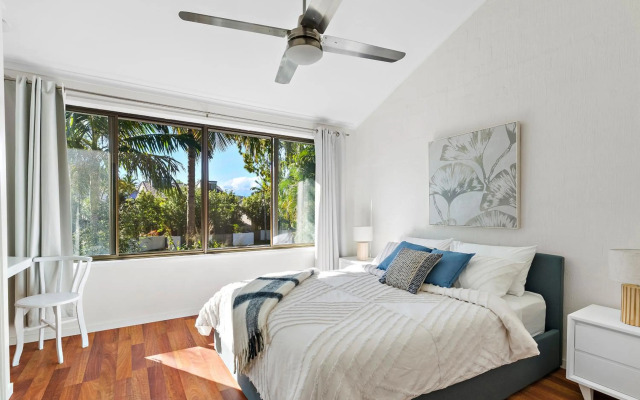 Stylish Townhouse, private courtyard walk to beach