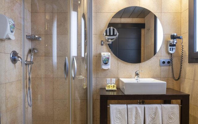 Salles Hotel Aeroport de Girona