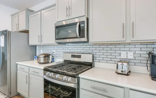 2 Mi to Dtwn Frederick: Updated Townhome