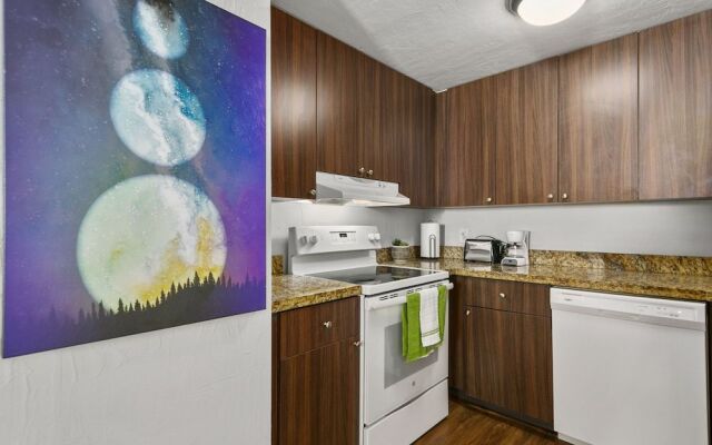 2 Bedroom Deluxe Apt on Collins Ave