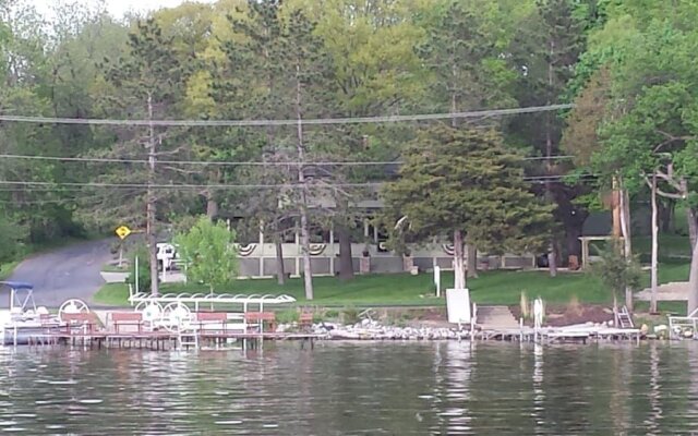 Lake Ripley Lodge w Lake Front Rooms, Grand Porch, Kayaks & Paddleboard