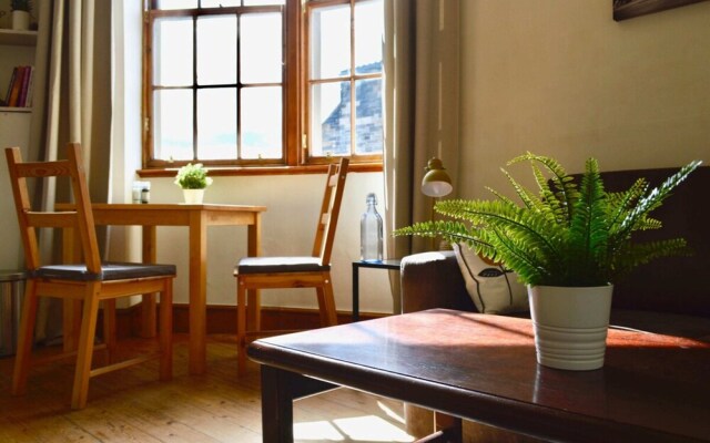 Sophisticated and Bright One Bed in Leith