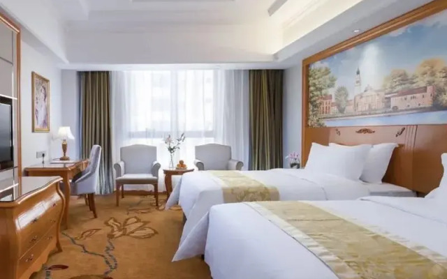 Vienna Hotel (Yiyang Heshan Xiufeng Park)