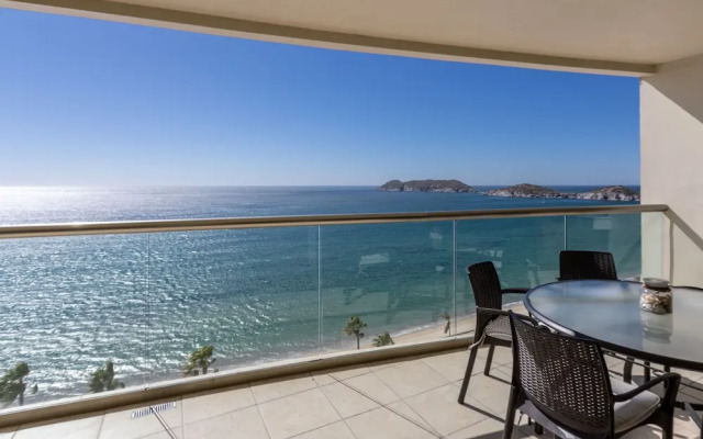 Playa Blanca 3 Bedroom Condo by RedAwning