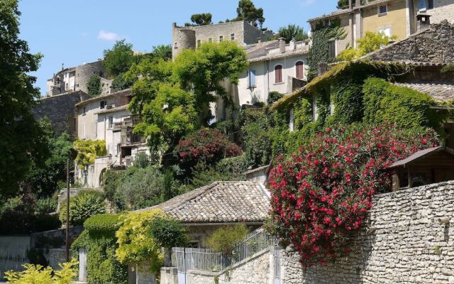 Cozy Villa in Menerbes with Swimming Pool