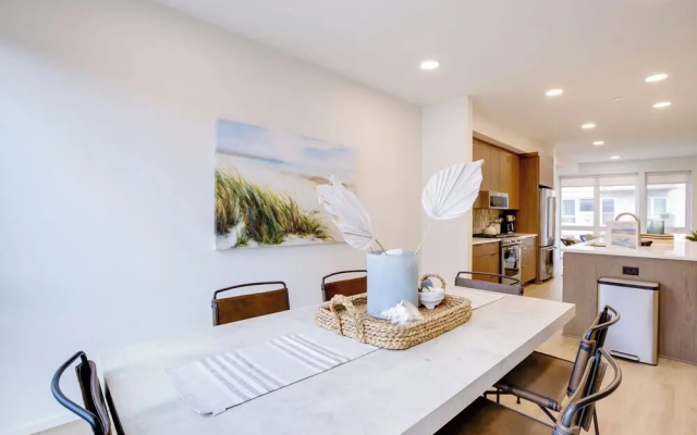 Luxe Seaside Vacation Rental: Walk Downtown!