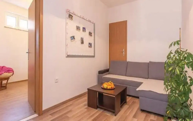 Apartment Niko - Two Bedroom Apartment With Swimming Pool