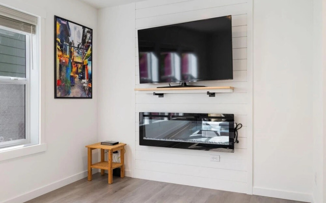 2BR Modern Gem Private Yard by Recreation