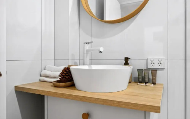 Bright 2-bed Unit Near Scarborough Beach