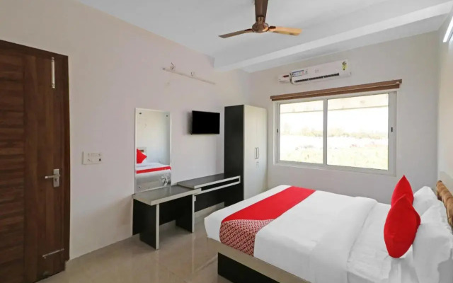 OYO 87366 Hotel Safari Inn