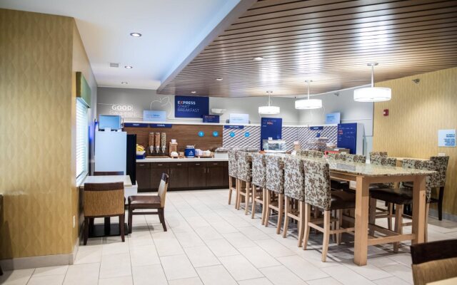 Holiday Inn Express & Suites Chicago-Libertyville by IHG