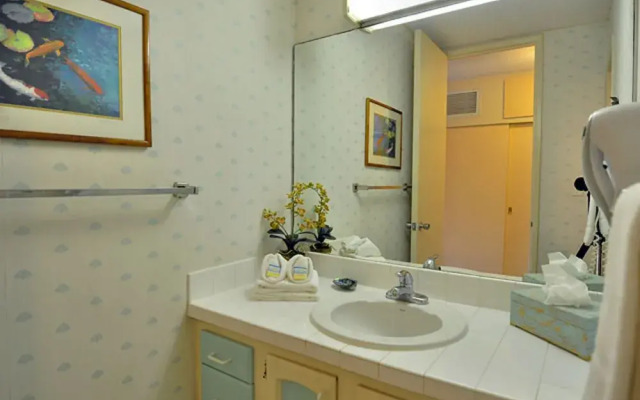 Lahaina Shores #522 Studio Bedroom Condo by RedAwning