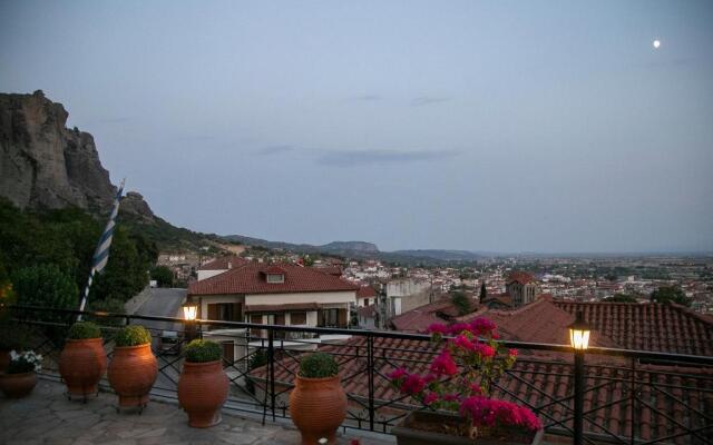 Under the rocks meteora panoramic view villa