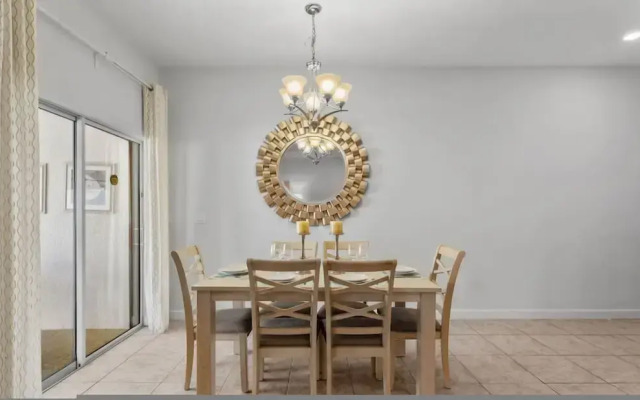 Amazing 4bdr Near Parks w Pool
