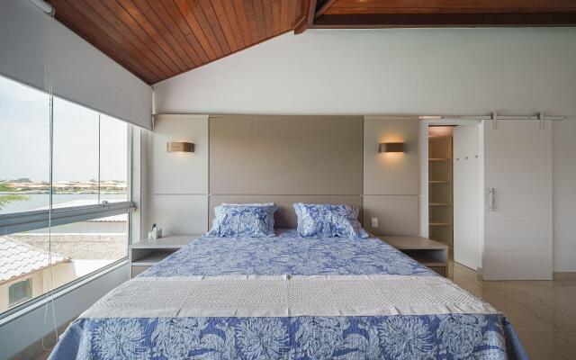 Casa Moderna com Quatro Suítes no Canal da Marina