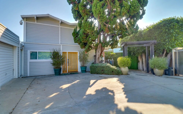 Oceanfront Apartment in Malibu w/ Beach Access!