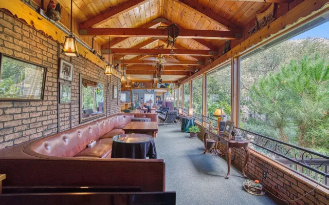 Piazza's Pine Cone Inn