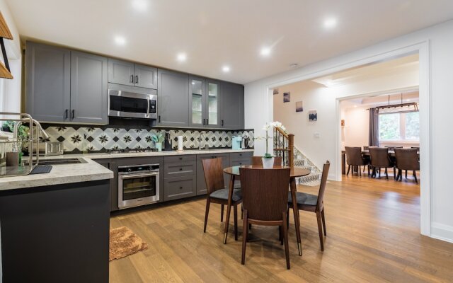 Cheerful 3 bedroom w/ indoor fireplace in Toronto - 02 free parking