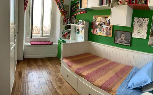 Camere con bagno privato in appartamento condiviso con host